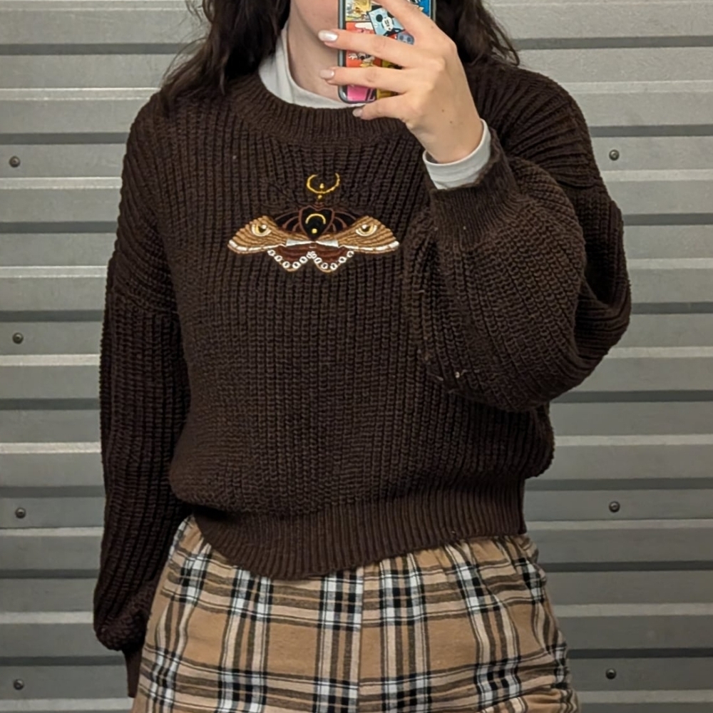 ROMWE Brown Cropped Crewneck Sweater with Embroidered Moth